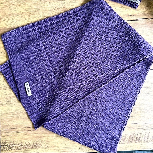 Columbia knit beanie and scarf set - Picture 3 of 3